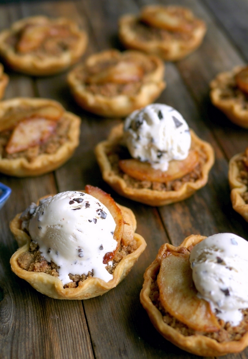 Pie skills are NOT necessary for these adorable MINI APPLE CRUMBLE PIES. They are sized perfectly to enjoy after a big meal. Pie skills are NOT necessary for these adorable MINI APPLE CRUMBLE PIES. They are sized perfectly to enjoy after a big meal. #noblepig #pie #minidesserts #holidaydessert #appledesserts #applepie