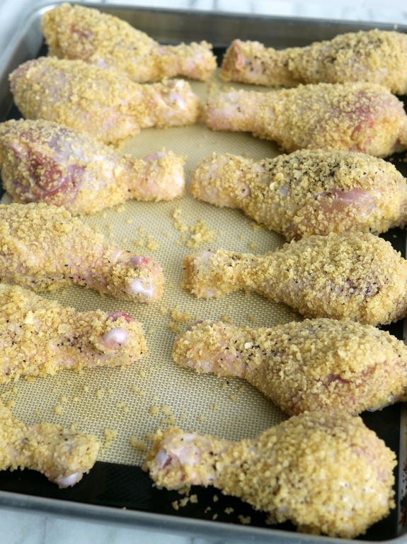 Video + Recipe: These Potato Chip-Bisquick Oven "Fried" Drumsticks are crispy, crunchy and delicious without ever getting out the fryer. It's delicious right out of the oven and throughout the week for leftovers from NoblePig.com. #noblepig #friedchicken #chicken #picnicrecipes #potatochips