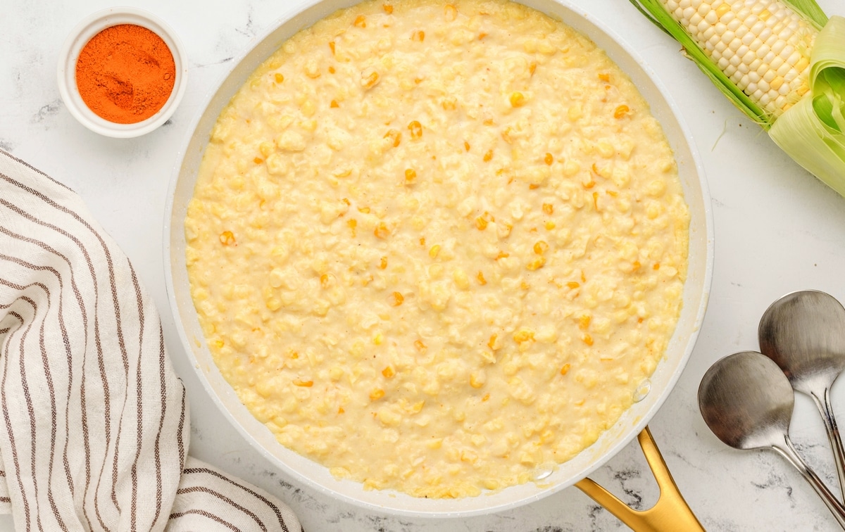 Making the most of sweet summer corn takes this fresh creamed corn to the next level. It’s one of those classic American side dishes that’s always a hit at barbecues. creamed corn