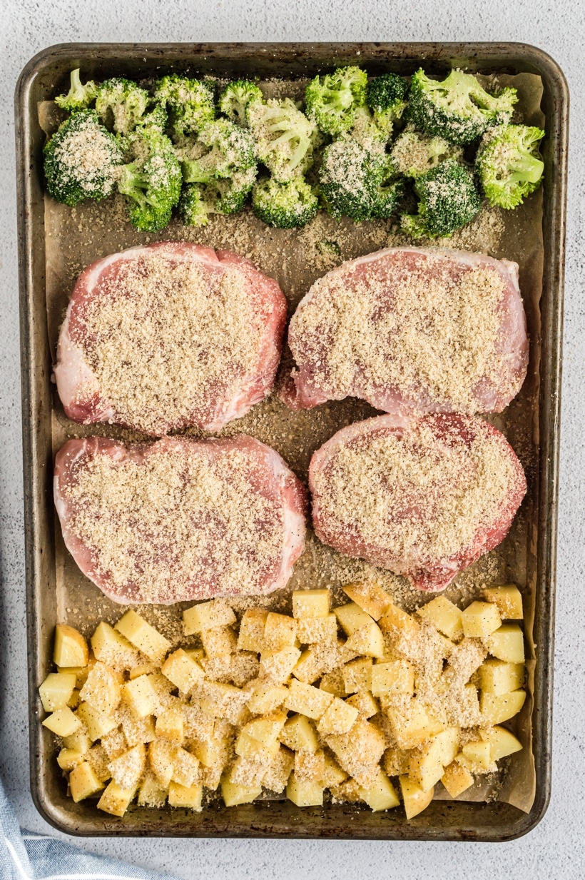 Sheet Pan Pork Chops - a delicious and healthy meal you can prep in minutes and leave it to the oven to do the rest. sheet pan pork chops