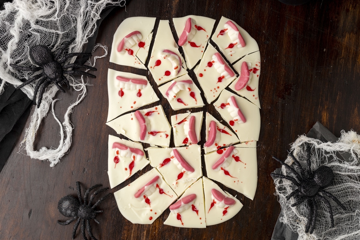 This spooky vampire chocolate Halloween bark is all about smooth white chocolate with a spooky red drizzle and gummy vampire fangs. It’s a simple, fun treat that’s perfect for Halloween, and just as easy as it is eye-catching. vampire bark