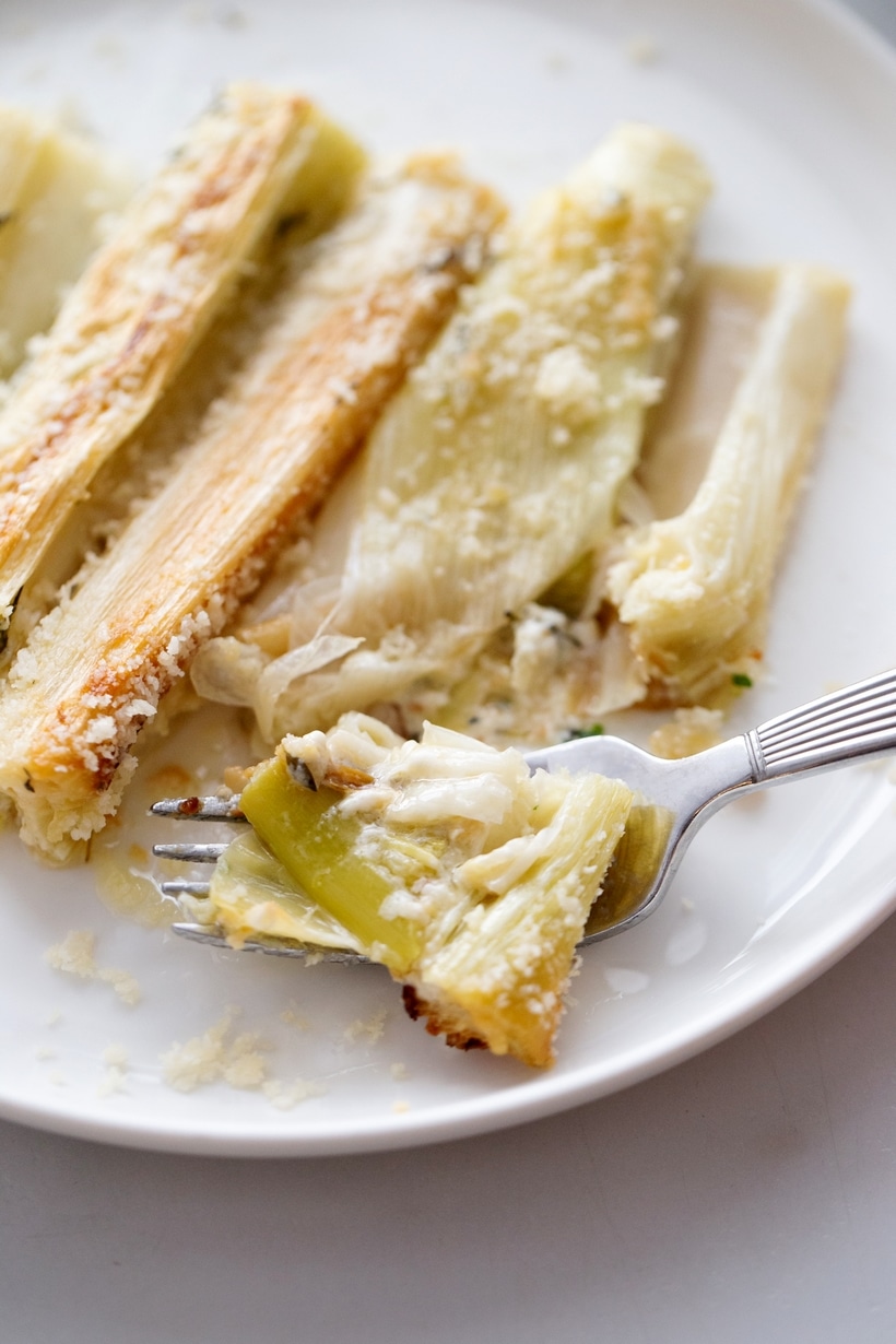 Looking for the perfect side dish? These roasted leeks, made in a creamy garlic sauce and seasoned to perfection with thyme and Parmigiano are an unexpected treat. creamy roasted leeks