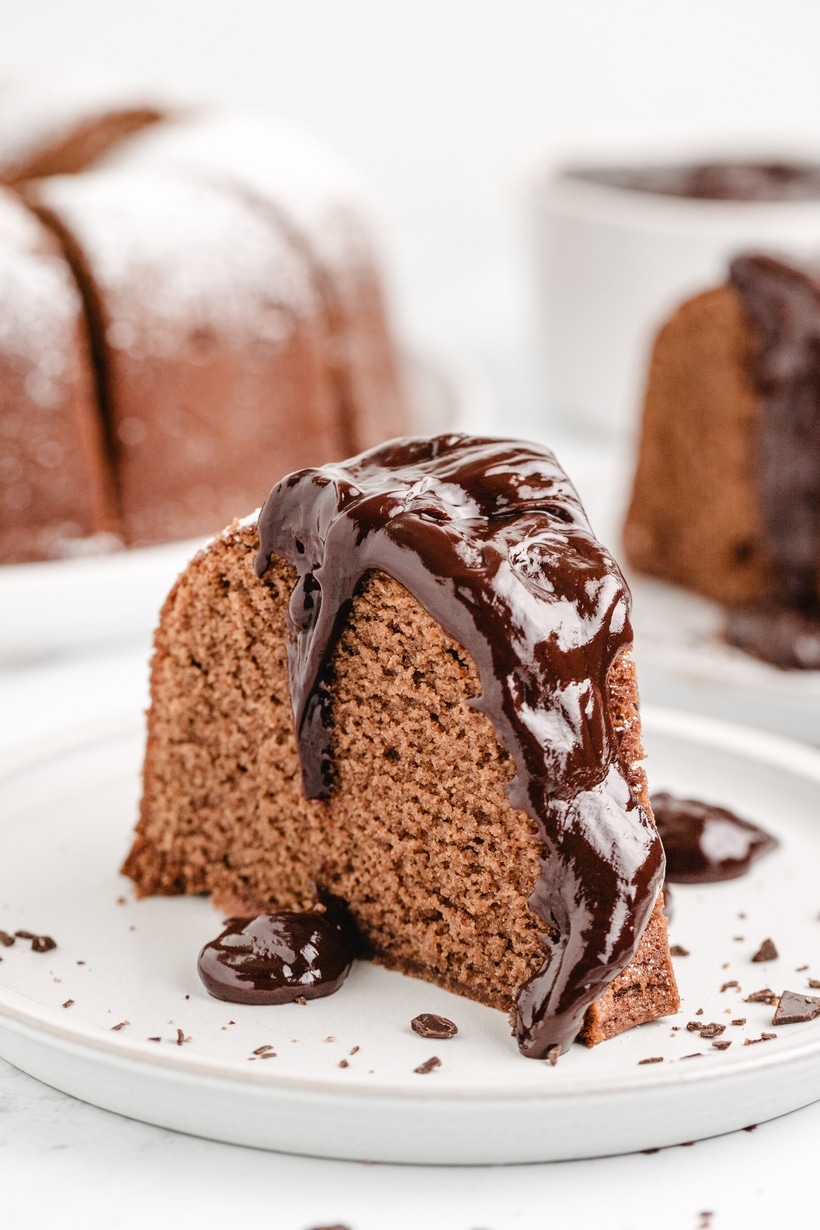 Chocolate pound cake undergoes a delicious transformation with the addition of Earl Grey tea in both the batter and dark chocolate drizzling sauce, infusing them both with the delicate nuances of bergamot. The intricate combination of flavors unfolds in every bite. dark chocolate sauce