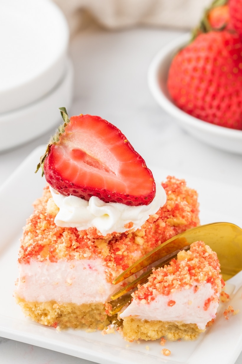 strawberry crunch cheesecake bars