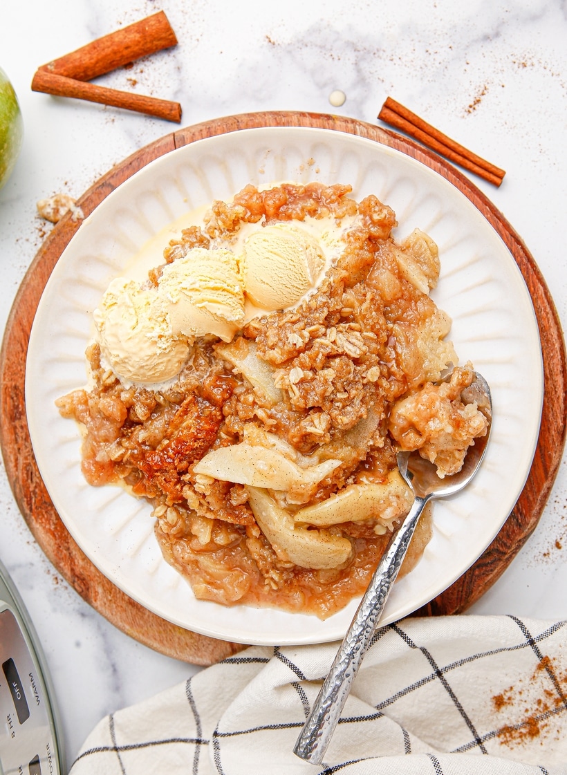 This simple recipe for Crockpot Apple Crisp comes with a game-changing tip, guaranteeing a crisp topping with an irresistibly crunchy and delicately browned result. crockpot apple crisp recipe