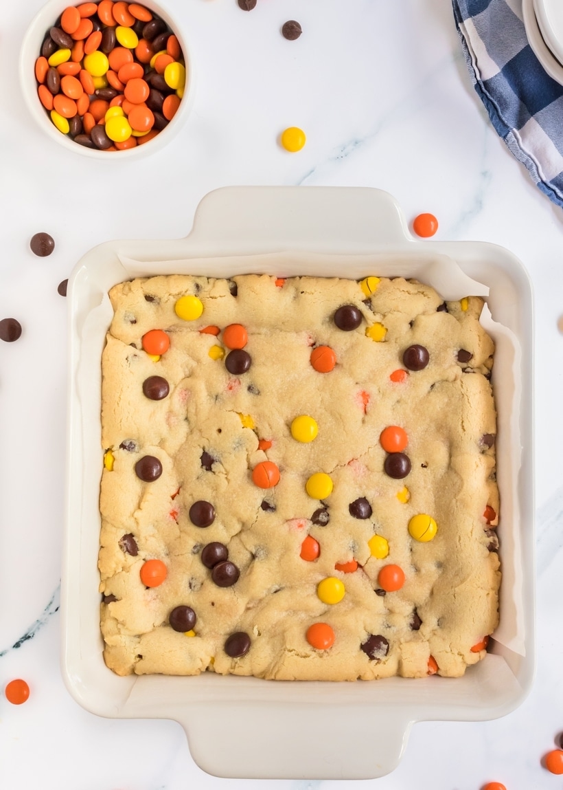 This is the cookie bar recipe to make as a tailgating dessert, back-to-school treat or just because. It's also perfect for the fall season and a great Halloween dessert. cookie bar with candy
