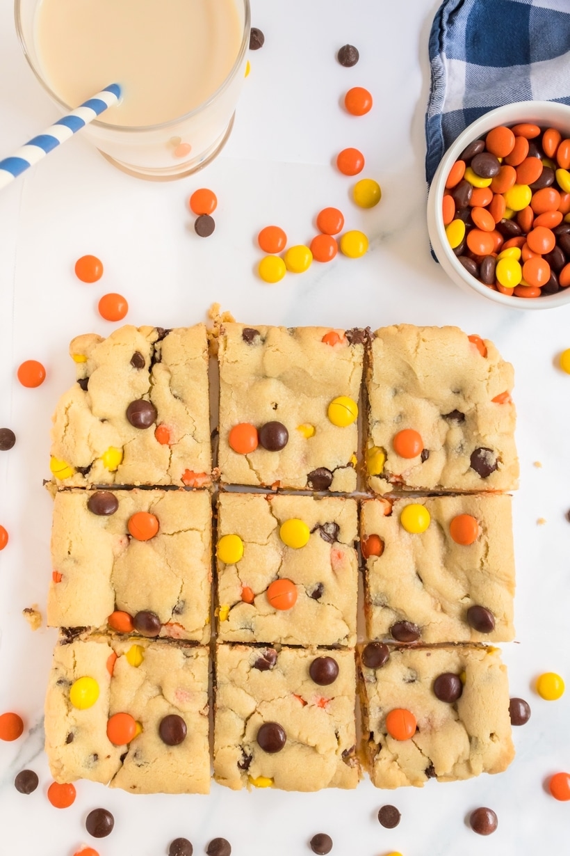 This is the cookie bar recipe to make as a tailgating dessert, back-to-school treat or just because. It's also perfect for the fall season and a great Halloween dessert. dessert bars with candy