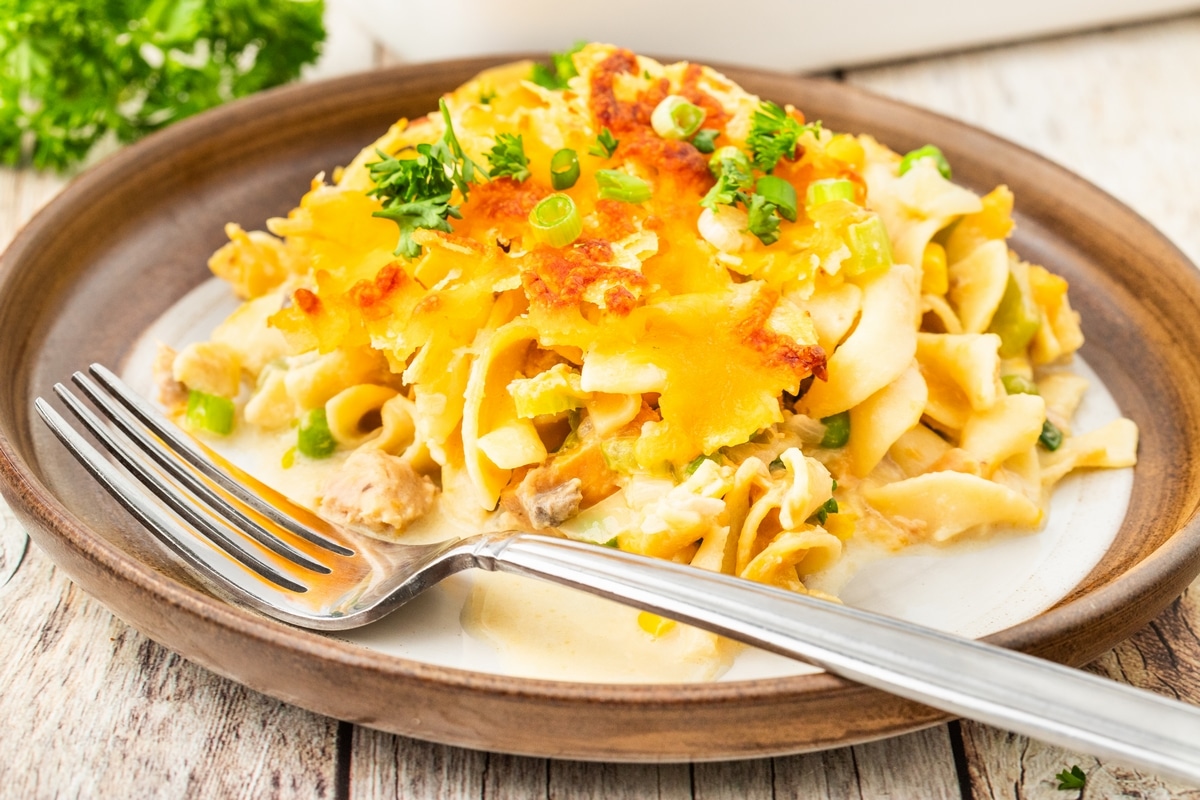 I have always loved tuna casserole, it's one of the iconic comfort meals of my childhood. The creamy sauce, with the irresistible crunch of potato chips on top makes it a truly crave-worthy meal. tuna noodle casserole