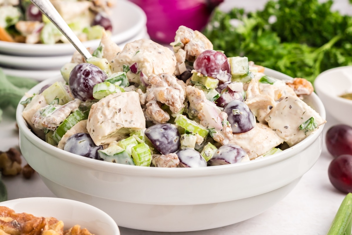 Try this delicious chicken salad with grapes for a refreshing and flavorful meal. Quick and easy to make, it's a perfect option for any occasion. chicken salad