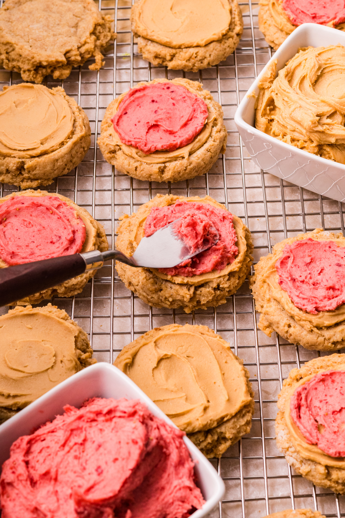 Frosting Biscoff Butter Cookies frosting Biscoff butter cookies with cookie butter and strawberry frosting