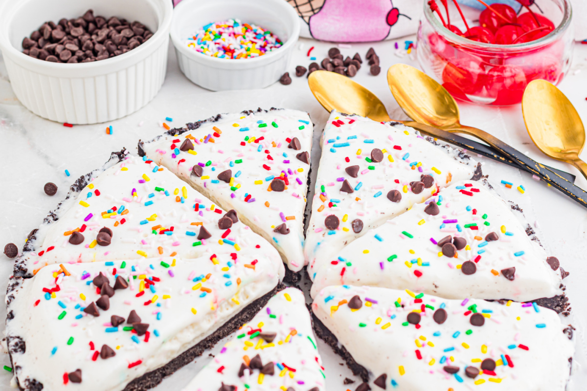 Easy Ice Cream Pizza with Oreo Crust and Toppings easy ice cream pizza with Oreo crust topped with sprinkles and chocolate chips