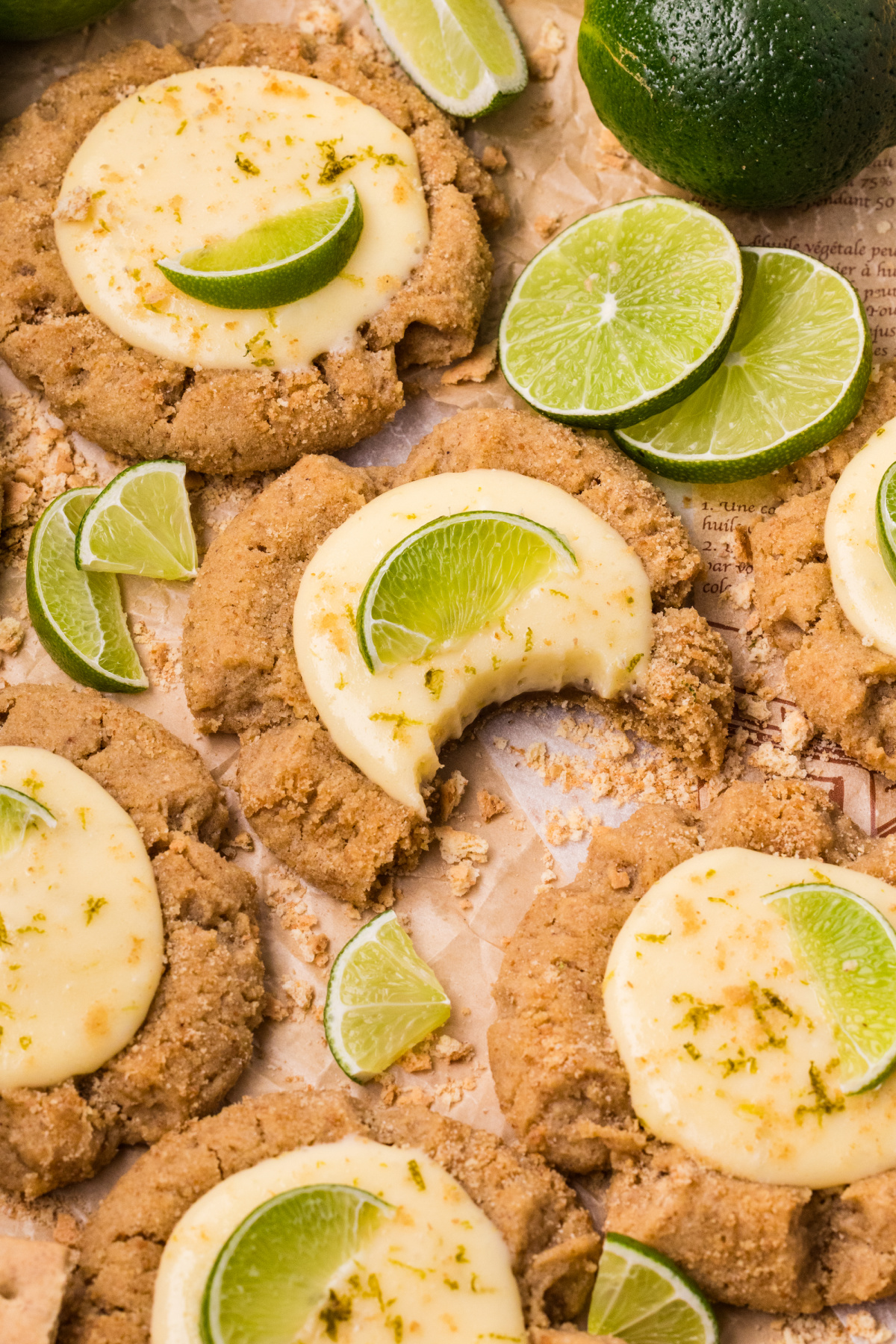 Key lime pie cookies with graham crumb base and lime curd center Key lime pie cookies with creamy lime filling, graham cracker crumb topping, and fresh lime slices